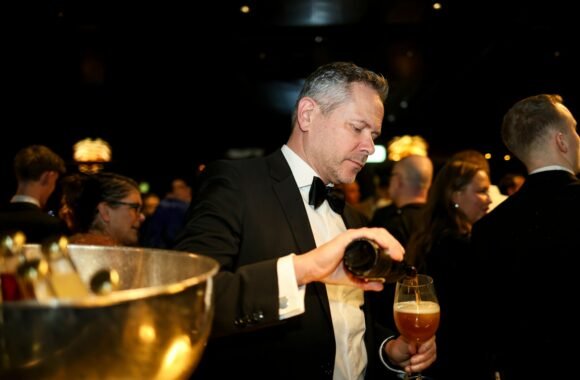 Camarero sirviendo bebidas en un evento