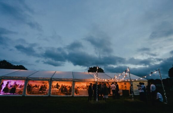 Carpa blanca para boda al aire libre