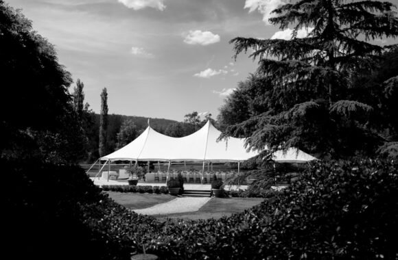 Gran carpa de eventos en un campo