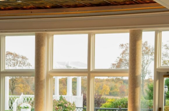 Salón de banquetes con mesas montadas para una boda