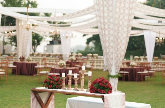 Banquete de boda al aire libre con mesas decoradas