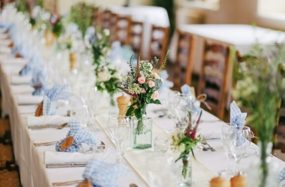 Copas de cristal sobre mesas de banquete de boda