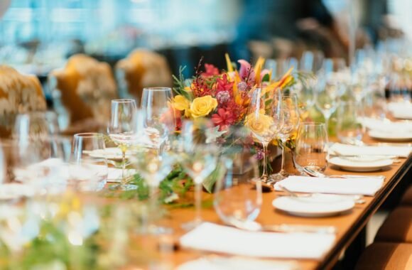 Mesa de boda elegante con centro floral