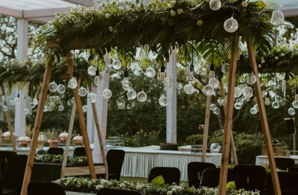 Montaje de banquete de boda con mesas y mantelería blanca