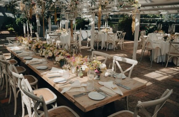 Salón con mesas montadas para banquete de boda