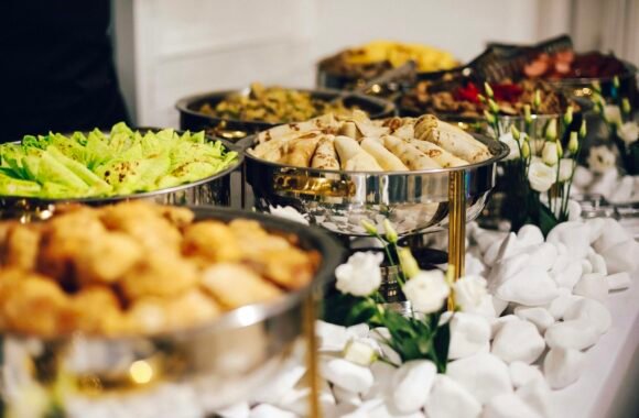 Buffet de catering con bandejas y chafing dishes