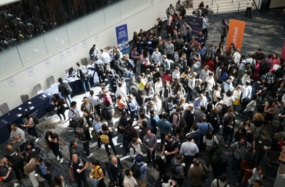 Asistentes conversando en un evento corporativo