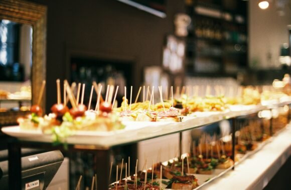 Línea de buffet con variedad de entrantes