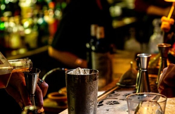Bartender preparando un cóctel
