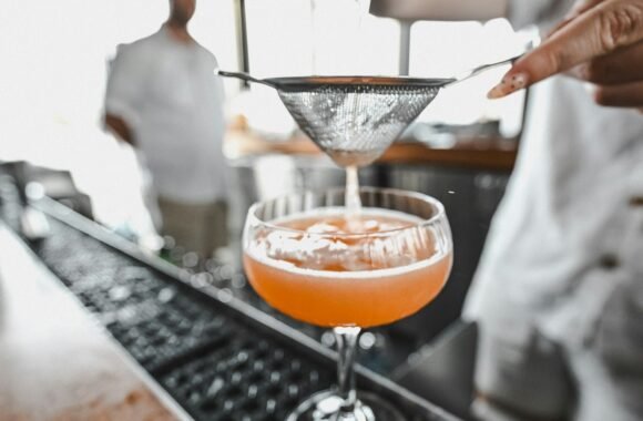 Bartender sirviendo un cóctel en copa