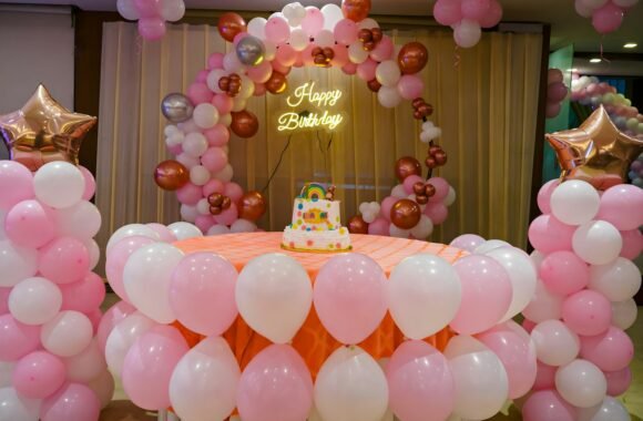 Celebración familiar decorada con globos