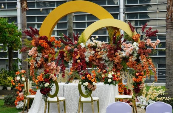 Arreglo floral en un evento al aire libre