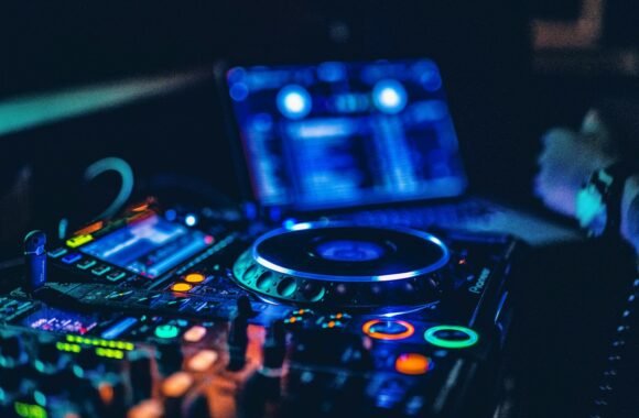 Mesa de mezclas de DJ iluminada