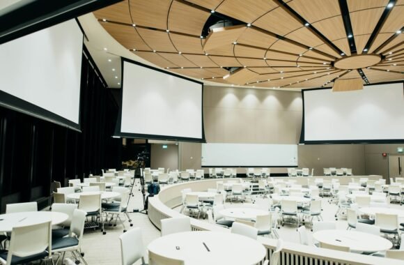 Sala de conferencias con mesas redondas