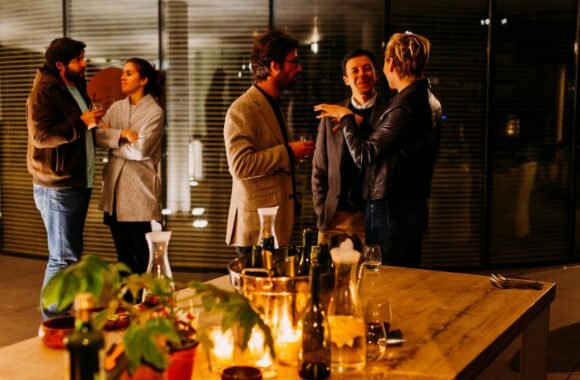 Profesionales en un evento de networking