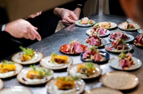 Chef emplatando bocados de finger food