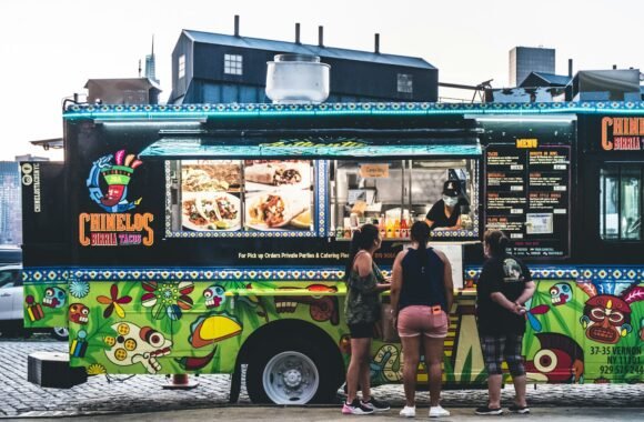 Clientes comprando en un food truck