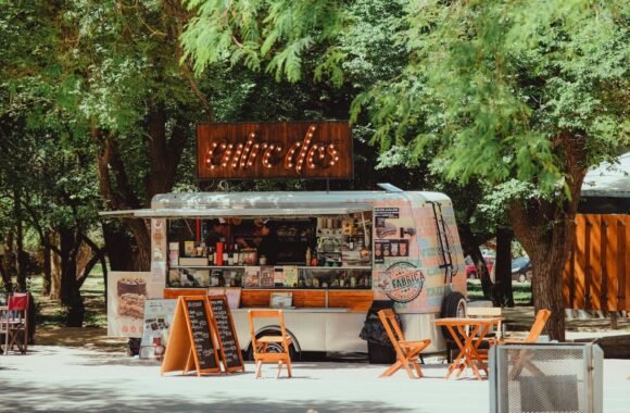 Food truck con mesas al aire libre