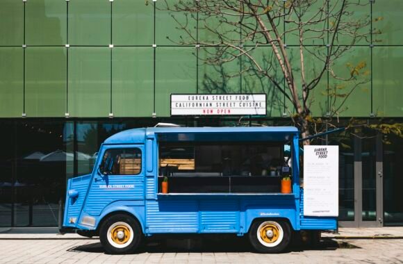 Food truck azul aparcado