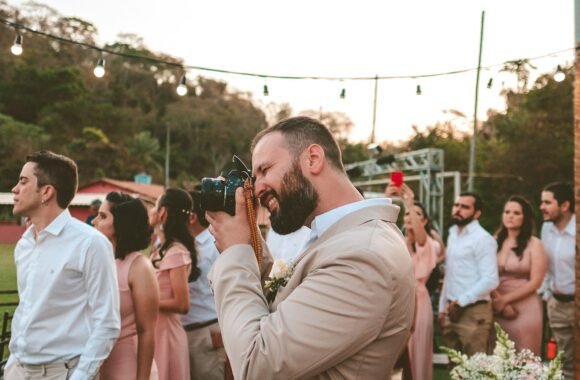 Fotógrafo de boda haciendo fotos a los invitados