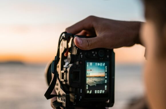 Fotógrafo con cámara réflex