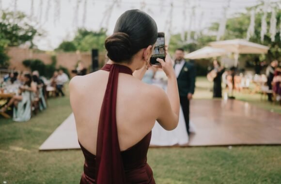 Fotógrafa retratando a una pareja en un evento