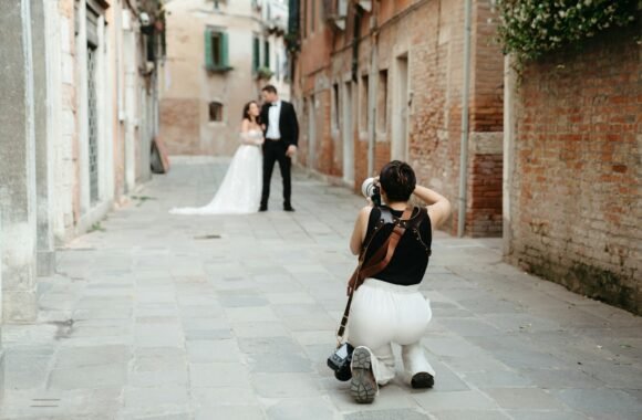 Fotógrafo de bodas con la pareja