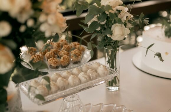 Mesa de postres con arreglos florales