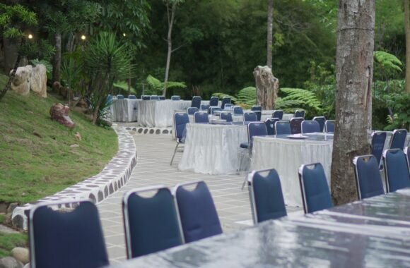 Mesas y sillas montadas para un evento