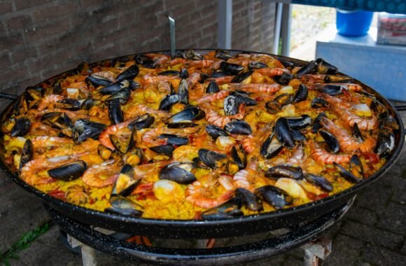 Paella grande de marisco al fuego