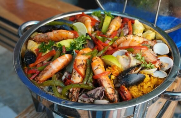 Paellera grande de arroz con marisco