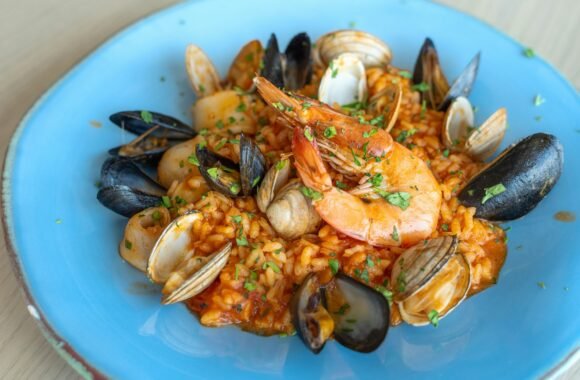 Paella de marisco con gambas y mejillones