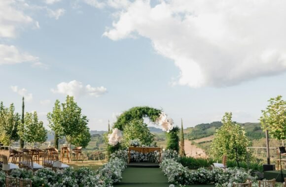 Ceremonia de boda al aire libre con flores y sillas