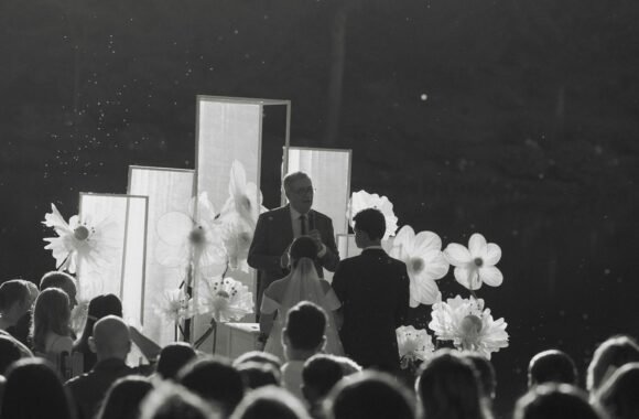 Ceremonia de boda al aire libre con invitados