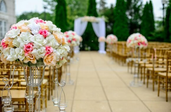 Decoración floral en el pasillo nupcial